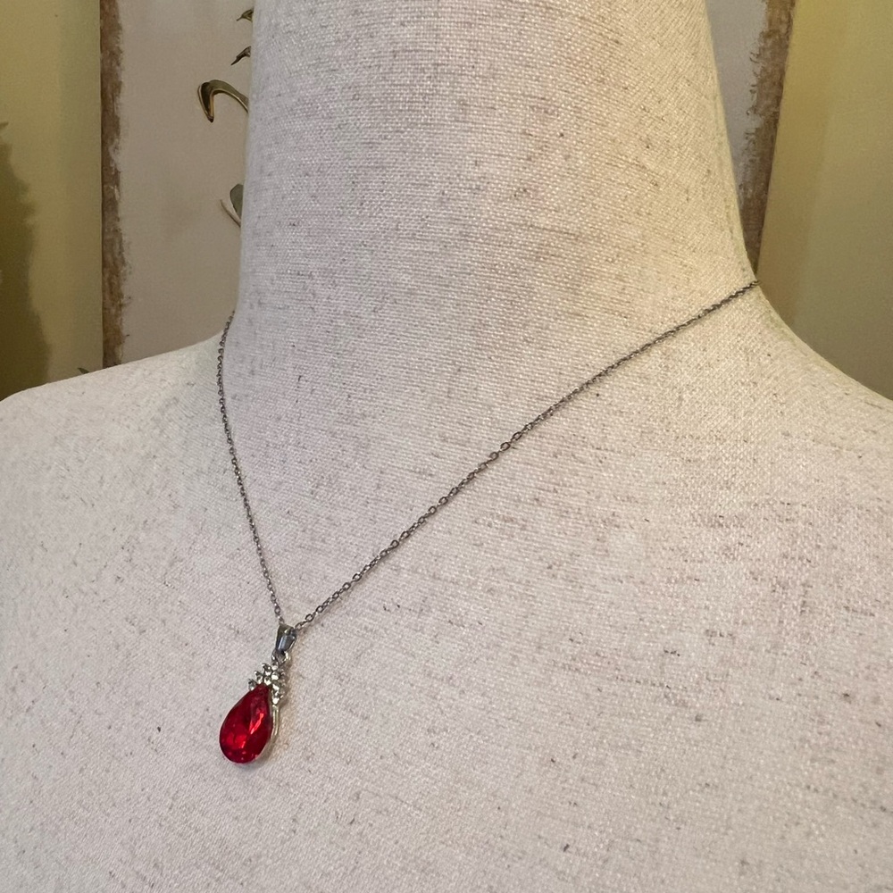 Red Teardrop Pendant Necklace NWOT - Picture 3 of 5